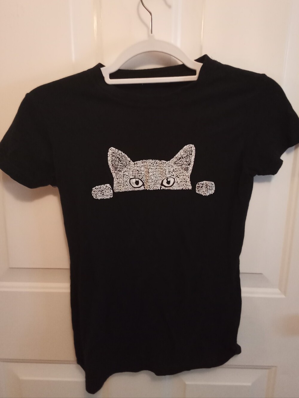 Black Cat Peek Graphic Tee - Pet-Themed Shirt